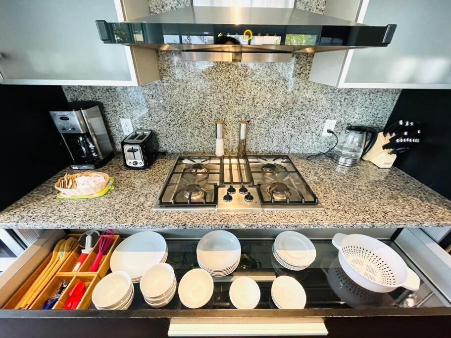 Spacious Downtown 2 Bedroom Condo With Pool And Air Conditioning Victoria Exterior foto
