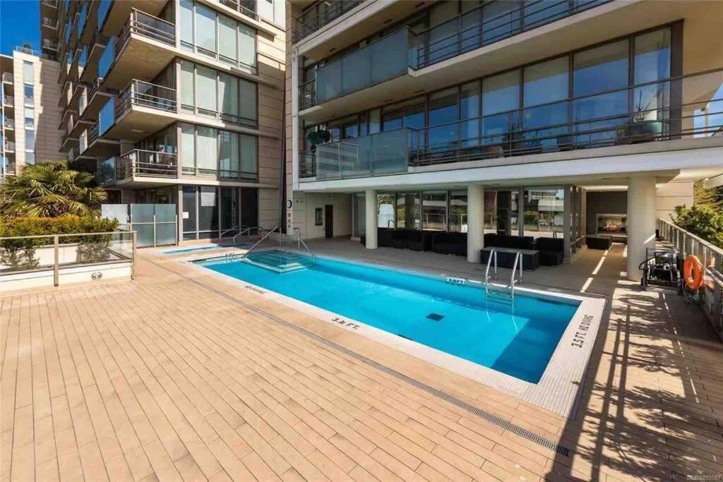 Spacious Downtown 2 Bedroom Condo With Pool And Air Conditioning Victoria Exterior foto