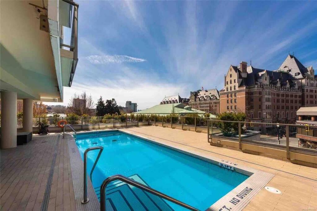 Spacious Downtown 2 Bedroom Condo With Pool And Air Conditioning Victoria Exterior foto