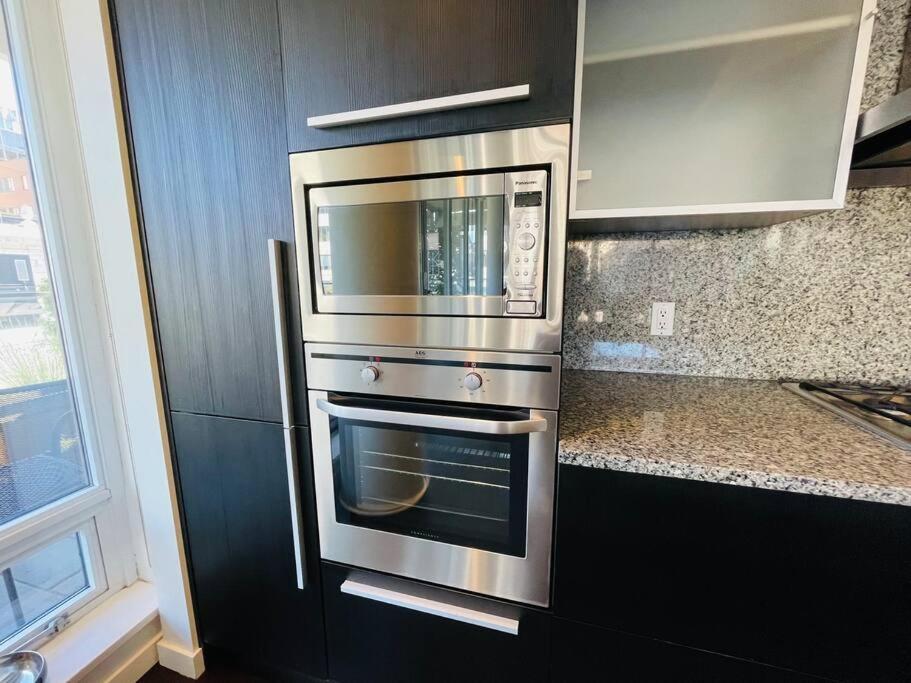 Spacious Downtown 2 Bedroom Condo With Pool And Air Conditioning Victoria Exterior foto